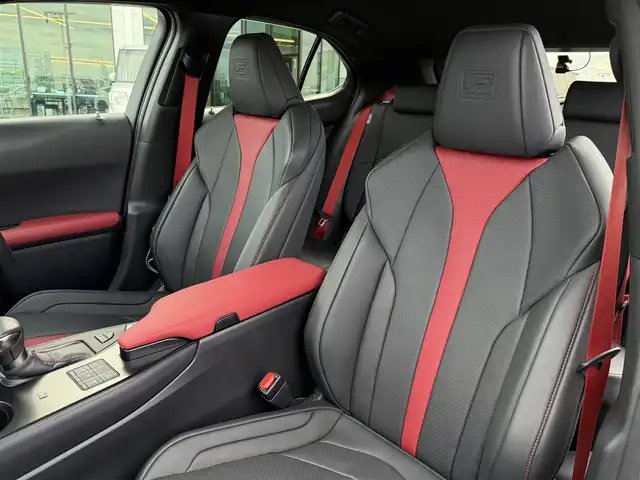 レクサス ＵＸ 250h Fスポーツ エモーショナルエクスプローラ 東京都 2023(令5)年 0.9万km ベージュM/ウォームグレーM ワンオーナー/純正ナビ　/（フルセグTV/FM/AM/Bluetooth/Miracast/USB)/ドライブレコーダー/ブラインドスポットモニター/プリクラッシュセーフティ/ETC2.0/レザーシート/レーダークルーズコントロール/革巻きステアリング/ステアリングスイッチ/パドルシフト/スマートキー/プッシュスタート/ステアリングヒーター/シートヒーター/エアシート/車線逸脱/横滑り防止装置/トノカバー/フロント・リアコーナーセンサー/トノカバー/ISOFIX/電動格納ウインカーミラー/リアプライバシーガラス/新車時保証書/記録簿/取扱説明書