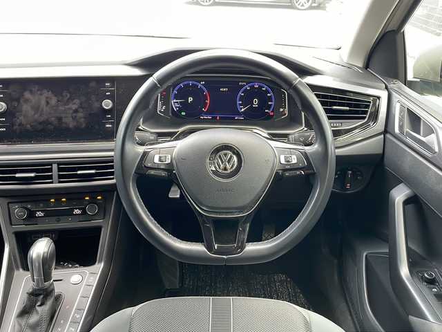 フォルクスワーゲン ポロ TSIハイライン 沖縄県 2018(平30)年 7万km ゴールド メーカーオプションナビ/バックカメラ/オーディオ（Ｂｌｕｅｔｏｏｔｈ、ＤＶＤ、ＣＤ）/ＥＴＣ/スマートキー/プッシュスタート/ステアリングスイッチ/パドルシフト/レーダークルーズコントロール/ＬＥＤヘッドライト/フォグライト/ウィンカーミラー