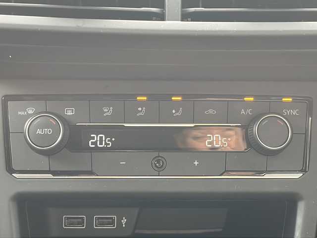 フォルクスワーゲン ポロ TSIハイライン 沖縄県 2018(平30)年 7万km ゴールド メーカーオプションナビ/バックカメラ/オーディオ（Ｂｌｕｅｔｏｏｔｈ、ＤＶＤ、ＣＤ）/ＥＴＣ/スマートキー/プッシュスタート/ステアリングスイッチ/パドルシフト/レーダークルーズコントロール/ＬＥＤヘッドライト/フォグライト/ウィンカーミラー