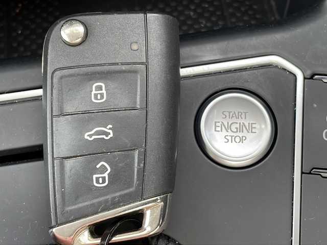 フォルクスワーゲン ポロ TSIハイライン 沖縄県 2018(平30)年 7万km ゴールド メーカーオプションナビ/バックカメラ/オーディオ（Ｂｌｕｅｔｏｏｔｈ、ＤＶＤ、ＣＤ）/ＥＴＣ/スマートキー/プッシュスタート/ステアリングスイッチ/パドルシフト/レーダークルーズコントロール/ＬＥＤヘッドライト/フォグライト/ウィンカーミラー