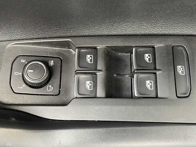 フォルクスワーゲン ポロ TSIハイライン 沖縄県 2018(平30)年 7万km ゴールド メーカーオプションナビ/バックカメラ/オーディオ（Ｂｌｕｅｔｏｏｔｈ、ＤＶＤ、ＣＤ）/ＥＴＣ/スマートキー/プッシュスタート/ステアリングスイッチ/パドルシフト/レーダークルーズコントロール/ＬＥＤヘッドライト/フォグライト/ウィンカーミラー