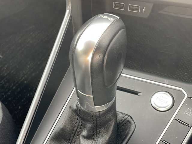 フォルクスワーゲン ポロ TSIハイライン 沖縄県 2018(平30)年 7万km ゴールド メーカーオプションナビ/バックカメラ/オーディオ（Ｂｌｕｅｔｏｏｔｈ、ＤＶＤ、ＣＤ）/ＥＴＣ/スマートキー/プッシュスタート/ステアリングスイッチ/パドルシフト/レーダークルーズコントロール/ＬＥＤヘッドライト/フォグライト/ウィンカーミラー