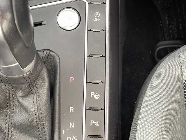 フォルクスワーゲン ポロ TSIハイライン 沖縄県 2018(平30)年 7万km ゴールド メーカーオプションナビ/バックカメラ/オーディオ（Ｂｌｕｅｔｏｏｔｈ、ＤＶＤ、ＣＤ）/ＥＴＣ/スマートキー/プッシュスタート/ステアリングスイッチ/パドルシフト/レーダークルーズコントロール/ＬＥＤヘッドライト/フォグライト/ウィンカーミラー