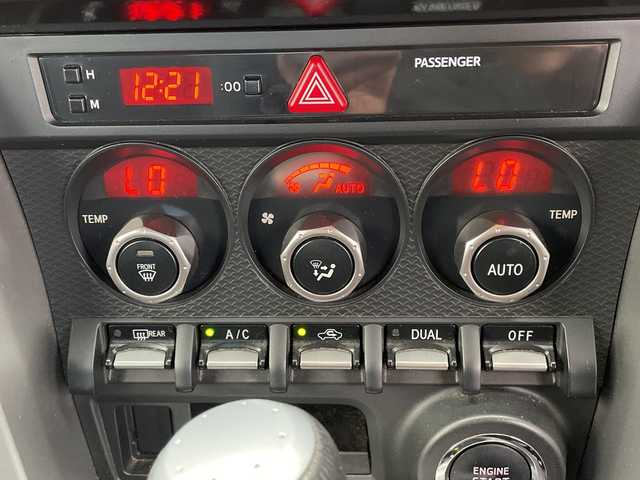 トヨタ ８６ GT リミテッド 愛知県 2012(平24)年 9.7万km シルバー 純正ナビ/シートヒーター/バックカメラ/コーナーセンサー/アルミホイール/LEDヘッドライト/パドルシフト/ETC/Bluetooth/スマートキー/プッシュスタート