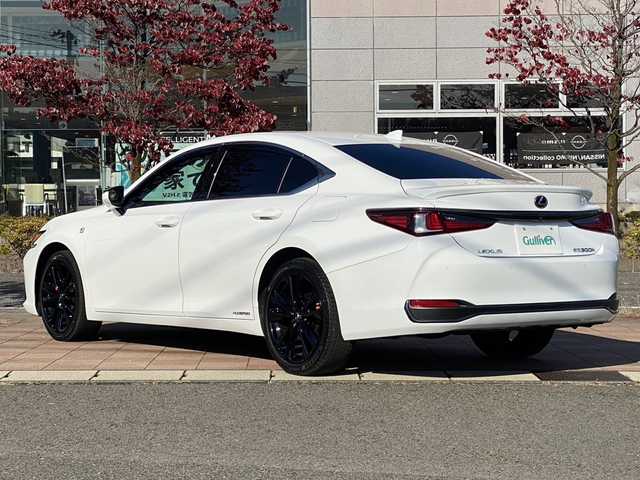 レクサス ＥＳ 300h Fスポーツ 福島県 2021(令3)年 1.2万km ホワイトノーヴァガラスフレーク ムーンルーフ/純正ナビ/(AM/FM/CD/DVD/SD/BT)/フルセグTV/Lexus Safety System＋/レーダークルーズコントロール/ヘッドアップディスプレイ/ブラインドスポットモニター/パノラミックビューモニター/パワーバックドア/前席パワーシート/前席シートヒーター/エアシート/ステアリングヒーター/LEDオートライト/ETC2.0/プッシュスタート/オレンジブレーキキャリパー