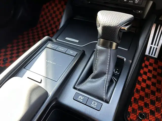 レクサス ＥＳ 300h Fスポーツ 福島県 2021(令3)年 1.2万km ホワイトノーヴァガラスフレーク ムーンルーフ/純正ナビ/(AM/FM/CD/DVD/SD/BT)/フルセグTV/Lexus Safety System＋/レーダークルーズコントロール/ヘッドアップディスプレイ/ブラインドスポットモニター/パノラミックビューモニター/パワーバックドア/前席パワーシート/前席シートヒーター/エアシート/ステアリングヒーター/LEDオートライト/ETC2.0/プッシュスタート/オレンジブレーキキャリパー