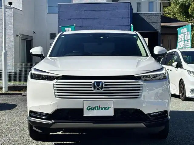 ホンダ ヴェゼル ハイブリッド e:HEV X 熊本県 2024(令6)年 2.1万km プラチナホワイトパール ワンオーナー/純正ナビ/【フルセグTV/Bluetooth/CD/DVD】/バックカメラ/レーダークルーズコントロール/衝突軽減装置/コーナーセンサー/ロードサインアシスト/ブレーキホールド/パドルシフト/電動パーキング/レーンキープアシスト/ETC/純正16インチAW/ドライブレコーダー/オートLEDライト/オートハイビーム/ウィンカーミラー/プッシュスタート/スマートキー/ステアリングスイッチ/革巻きステアリング/社外ドアバイザー/社外マット/横滑り防止/盗難装置/取扱説明書