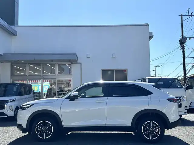 ホンダ ヴェゼル ハイブリッド e:HEV X 熊本県 2024(令6)年 2.1万km プラチナホワイトパール ワンオーナー/純正ナビ/【フルセグTV/Bluetooth/CD/DVD】/バックカメラ/レーダークルーズコントロール/衝突軽減装置/コーナーセンサー/ロードサインアシスト/ブレーキホールド/パドルシフト/電動パーキング/レーンキープアシスト/ETC/純正16インチAW/ドライブレコーダー/オートLEDライト/オートハイビーム/ウィンカーミラー/プッシュスタート/スマートキー/ステアリングスイッチ/革巻きステアリング/社外ドアバイザー/社外マット/横滑り防止/盗難装置/取扱説明書