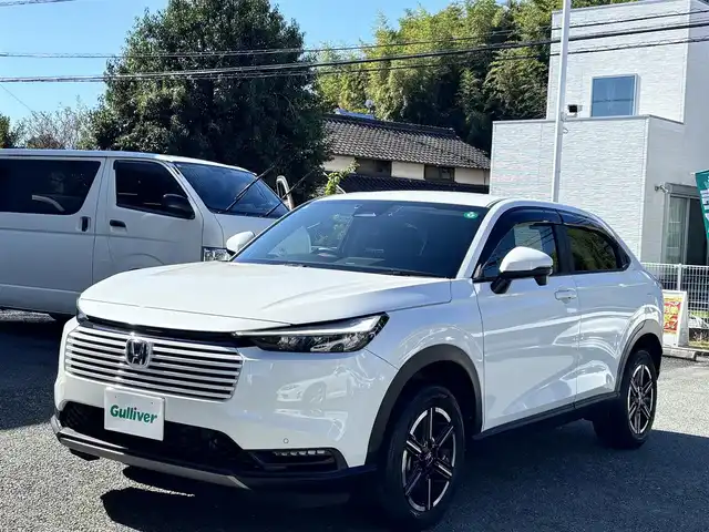 ホンダ ヴェゼル ハイブリッド e:HEV X 熊本県 2024(令6)年 2.1万km プラチナホワイトパール ワンオーナー/純正ナビ/【フルセグTV/Bluetooth/CD/DVD】/バックカメラ/レーダークルーズコントロール/衝突軽減装置/コーナーセンサー/ロードサインアシスト/ブレーキホールド/パドルシフト/電動パーキング/レーンキープアシスト/ETC/純正16インチAW/ドライブレコーダー/オートLEDライト/オートハイビーム/ウィンカーミラー/プッシュスタート/スマートキー/ステアリングスイッチ/革巻きステアリング/社外ドアバイザー/社外マット/横滑り防止/盗難装置/取扱説明書