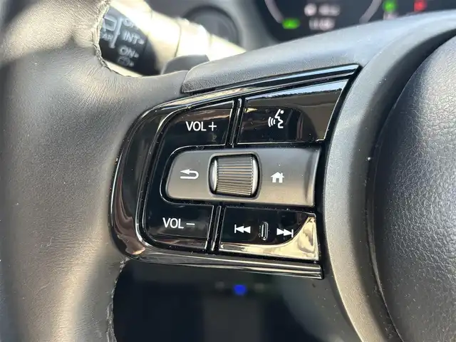 ホンダ ヴェゼル ハイブリッド e:HEV X 熊本県 2024(令6)年 2.1万km プラチナホワイトパール ワンオーナー/純正ナビ/【フルセグTV/Bluetooth/CD/DVD】/バックカメラ/レーダークルーズコントロール/衝突軽減装置/コーナーセンサー/ロードサインアシスト/ブレーキホールド/パドルシフト/電動パーキング/レーンキープアシスト/ETC/純正16インチAW/ドライブレコーダー/オートLEDライト/オートハイビーム/ウィンカーミラー/プッシュスタート/スマートキー/ステアリングスイッチ/革巻きステアリング/社外ドアバイザー/社外マット/横滑り防止/盗難装置/取扱説明書