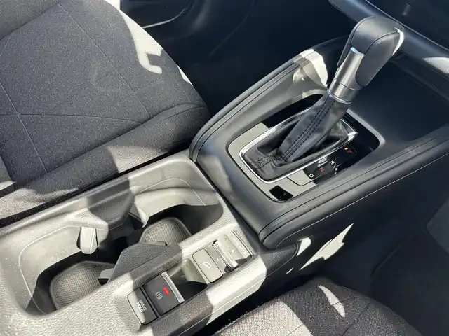 ホンダ ヴェゼル ハイブリッド e:HEV X 熊本県 2024(令6)年 2.1万km プラチナホワイトパール ワンオーナー/純正ナビ/【フルセグTV/Bluetooth/CD/DVD】/バックカメラ/レーダークルーズコントロール/衝突軽減装置/コーナーセンサー/ロードサインアシスト/ブレーキホールド/パドルシフト/電動パーキング/レーンキープアシスト/ETC/純正16インチAW/ドライブレコーダー/オートLEDライト/オートハイビーム/ウィンカーミラー/プッシュスタート/スマートキー/ステアリングスイッチ/革巻きステアリング/社外ドアバイザー/社外マット/横滑り防止/盗難装置/取扱説明書