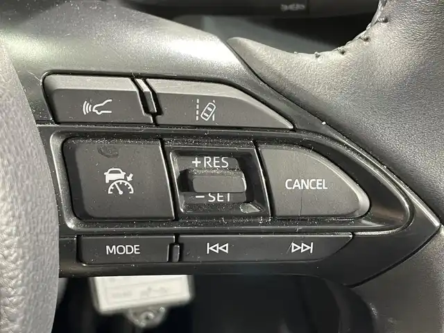 トヨタ ヤリスクロス ハイブリッド Z 愛知県 2022(令4)年 2.2万km プラチナホワイトパールマイカ 純正ナビ/（Bluetooth/AM/FM）/衝突軽減ブレーキ/アラウンドビューモニター/レーダークルーズコントロール/ビルトインETC/シートヒーター/LEDヘッドライト/バックカメラ/ドライブレコーダー/ステアリングヒーター/パワーヒート/コーナーセンサー/レーンキープアシスト/パーキングアシスト/プッシュスタート/スマートキー/純正フロアマット/純正18インチアルミホイール/オートライト