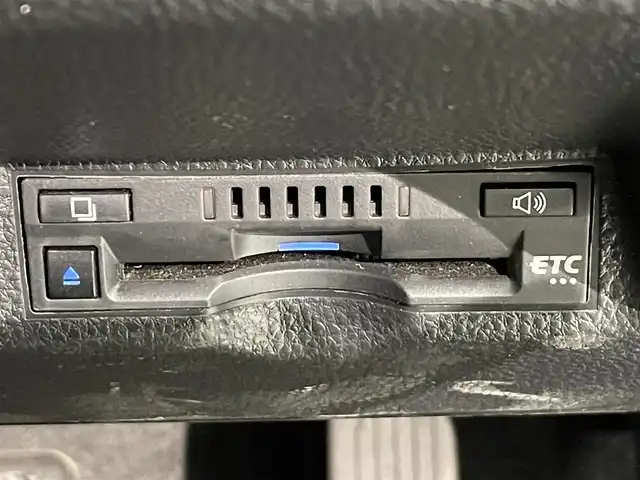 トヨタ ヤリスクロス ハイブリッド Z 愛知県 2022(令4)年 2.2万km プラチナホワイトパールマイカ 純正ナビ/（Bluetooth/AM/FM）/衝突軽減ブレーキ/アラウンドビューモニター/レーダークルーズコントロール/ビルトインETC/シートヒーター/LEDヘッドライト/バックカメラ/ドライブレコーダー/ステアリングヒーター/パワーヒート/コーナーセンサー/レーンキープアシスト/パーキングアシスト/プッシュスタート/スマートキー/純正フロアマット/純正18インチアルミホイール/オートライト