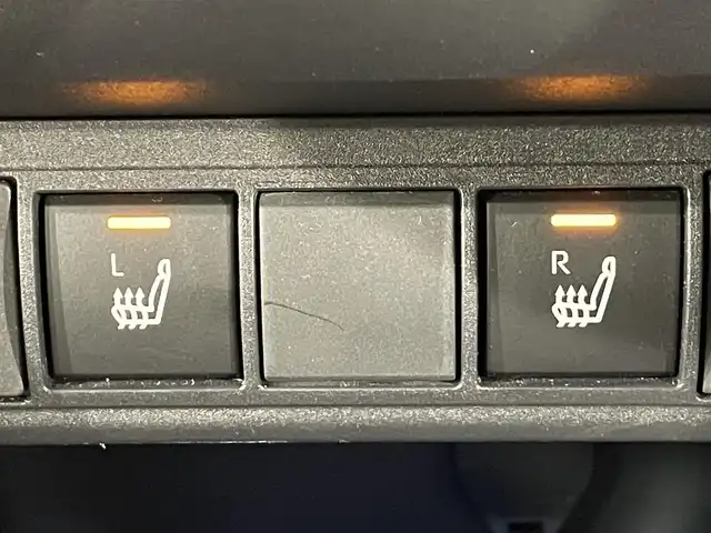 トヨタ ヤリスクロス ハイブリッド Z 愛知県 2022(令4)年 2.2万km プラチナホワイトパールマイカ 純正ナビ/（Bluetooth/AM/FM）/衝突軽減ブレーキ/アラウンドビューモニター/レーダークルーズコントロール/ビルトインETC/シートヒーター/LEDヘッドライト/バックカメラ/ドライブレコーダー/ステアリングヒーター/パワーヒート/コーナーセンサー/レーンキープアシスト/パーキングアシスト/プッシュスタート/スマートキー/純正フロアマット/純正18インチアルミホイール/オートライト