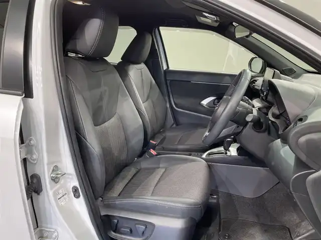 トヨタ ヤリスクロス ハイブリッド Z 愛知県 2022(令4)年 2.2万km プラチナホワイトパールマイカ 純正ナビ/（Bluetooth/AM/FM）/衝突軽減ブレーキ/アラウンドビューモニター/レーダークルーズコントロール/ビルトインETC/シートヒーター/LEDヘッドライト/バックカメラ/ドライブレコーダー/ステアリングヒーター/パワーヒート/コーナーセンサー/レーンキープアシスト/パーキングアシスト/プッシュスタート/スマートキー/純正フロアマット/純正18インチアルミホイール/オートライト