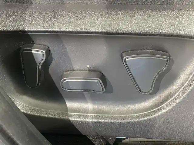 トヨタ ヤリスクロス ハイブリッド Z 愛知県 2022(令4)年 2.2万km プラチナホワイトパールマイカ 純正ナビ/（Bluetooth/AM/FM）/衝突軽減ブレーキ/アラウンドビューモニター/レーダークルーズコントロール/ビルトインETC/シートヒーター/LEDヘッドライト/バックカメラ/ドライブレコーダー/ステアリングヒーター/パワーヒート/コーナーセンサー/レーンキープアシスト/パーキングアシスト/プッシュスタート/スマートキー/純正フロアマット/純正18インチアルミホイール/オートライト