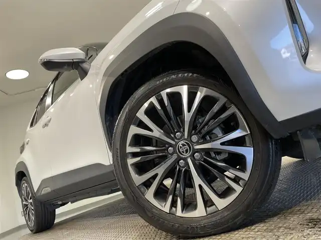 トヨタ ヤリスクロス ハイブリッド Z 愛知県 2022(令4)年 2.2万km プラチナホワイトパールマイカ 純正ナビ/（Bluetooth/AM/FM）/衝突軽減ブレーキ/アラウンドビューモニター/レーダークルーズコントロール/ビルトインETC/シートヒーター/LEDヘッドライト/バックカメラ/ドライブレコーダー/ステアリングヒーター/パワーヒート/コーナーセンサー/レーンキープアシスト/パーキングアシスト/プッシュスタート/スマートキー/純正フロアマット/純正18インチアルミホイール/オートライト