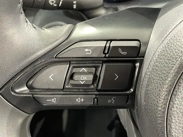 トヨタ ヤリスクロス ハイブリッド Z 愛知県 2022(令4)年 2.2万km プラチナホワイトパールマイカ 純正ナビ/（Bluetooth/AM/FM）/衝突軽減ブレーキ/アラウンドビューモニター/レーダークルーズコントロール/ビルトインETC/シートヒーター/LEDヘッドライト/バックカメラ/ドライブレコーダー/ステアリングヒーター/パワーヒート/コーナーセンサー/レーンキープアシスト/パーキングアシスト/プッシュスタート/スマートキー/純正フロアマット/純正18インチアルミホイール/オートライト