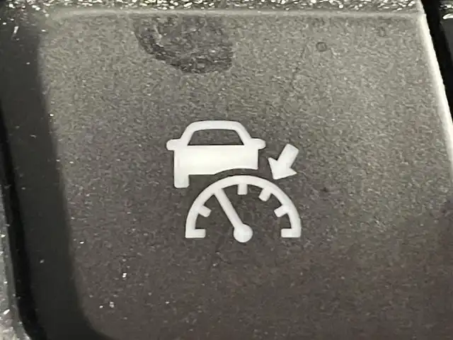 トヨタ ヤリスクロス ハイブリッド Z 愛知県 2022(令4)年 2.2万km プラチナホワイトパールマイカ 純正ナビ/（Bluetooth/AM/FM）/衝突軽減ブレーキ/アラウンドビューモニター/レーダークルーズコントロール/ビルトインETC/シートヒーター/LEDヘッドライト/バックカメラ/ドライブレコーダー/ステアリングヒーター/パワーヒート/コーナーセンサー/レーンキープアシスト/パーキングアシスト/プッシュスタート/スマートキー/純正フロアマット/純正18インチアルミホイール/オートライト