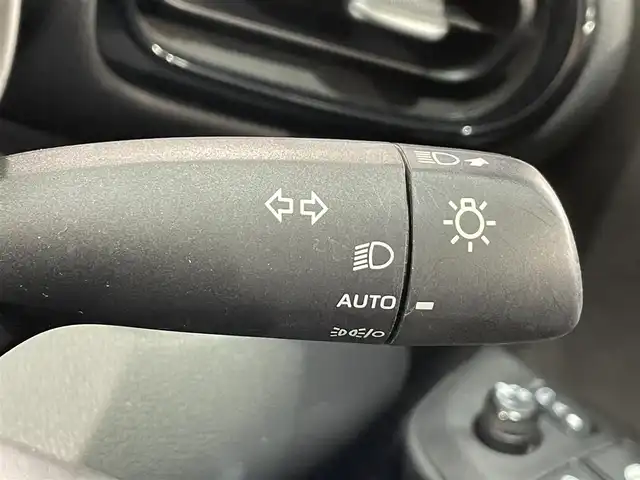 トヨタ ヤリスクロス ハイブリッド Z 愛知県 2022(令4)年 2.2万km プラチナホワイトパールマイカ 純正ナビ/（Bluetooth/AM/FM）/衝突軽減ブレーキ/アラウンドビューモニター/レーダークルーズコントロール/ビルトインETC/シートヒーター/LEDヘッドライト/バックカメラ/ドライブレコーダー/ステアリングヒーター/パワーヒート/コーナーセンサー/レーンキープアシスト/パーキングアシスト/プッシュスタート/スマートキー/純正フロアマット/純正18インチアルミホイール/オートライト