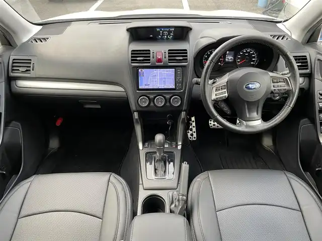 スバル フォレスター 2．0XT アイサイト 京都府 2014(平26)年 7.6万km サテンホワイトパール (株)IDOMが運営する【じしゃロン伏見店】の自社ローン専用車両になりますこちらは現金またはオートローンご利用時の価格です。自社ローンご希望の方は別途その旨お申付け下さい/プッシュスタート/純正ナビ/　・AM/FM/　・CD/DVD/　・TV(フルセグ)/　・Bluetooth/　・AUX/USB/バックカメラ/前後ドライブレコーダー/ETC/クルーズコントロール/パドルシフト/パワーバックドア/前席パワーシート/レザー調シートカバー/純正フロアマット/衝突軽減ブレーキ/レーンキープアシスト/横滑り防止装置/電動格納ミラー/ドアバイザー