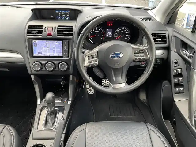 スバル フォレスター 2．0XT アイサイト 京都府 2014(平26)年 7.6万km サテンホワイトパール (株)IDOMが運営する【じしゃロン伏見店】の自社ローン専用車両になりますこちらは現金またはオートローンご利用時の価格です。自社ローンご希望の方は別途その旨お申付け下さい/プッシュスタート/純正ナビ/　・AM/FM/　・CD/DVD/　・TV(フルセグ)/　・Bluetooth/　・AUX/USB/バックカメラ/前後ドライブレコーダー/ETC/クルーズコントロール/パドルシフト/パワーバックドア/前席パワーシート/レザー調シートカバー/純正フロアマット/衝突軽減ブレーキ/レーンキープアシスト/横滑り防止装置/電動格納ミラー/ドアバイザー