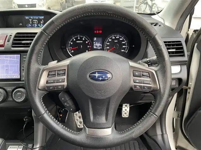 スバル フォレスター 2．0XT アイサイト 京都府 2014(平26)年 7.6万km サテンホワイトパール (株)IDOMが運営する【じしゃロン伏見店】の自社ローン専用車両になりますこちらは現金またはオートローンご利用時の価格です。自社ローンご希望の方は別途その旨お申付け下さい/プッシュスタート/純正ナビ/　・AM/FM/　・CD/DVD/　・TV(フルセグ)/　・Bluetooth/　・AUX/USB/バックカメラ/前後ドライブレコーダー/ETC/クルーズコントロール/パドルシフト/パワーバックドア/前席パワーシート/レザー調シートカバー/純正フロアマット/衝突軽減ブレーキ/レーンキープアシスト/横滑り防止装置/電動格納ミラー/ドアバイザー