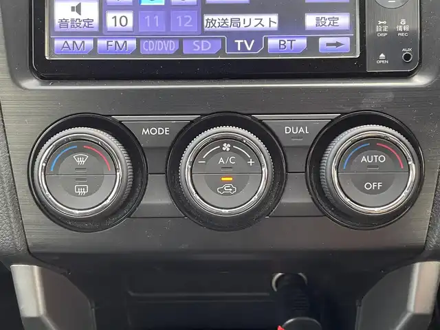 スバル フォレスター 2．0XT アイサイト 京都府 2014(平26)年 7.6万km サテンホワイトパール (株)IDOMが運営する【じしゃロン伏見店】の自社ローン専用車両になりますこちらは現金またはオートローンご利用時の価格です。自社ローンご希望の方は別途その旨お申付け下さい/プッシュスタート/純正ナビ/　・AM/FM/　・CD/DVD/　・TV(フルセグ)/　・Bluetooth/　・AUX/USB/バックカメラ/前後ドライブレコーダー/ETC/クルーズコントロール/パドルシフト/パワーバックドア/前席パワーシート/レザー調シートカバー/純正フロアマット/衝突軽減ブレーキ/レーンキープアシスト/横滑り防止装置/電動格納ミラー/ドアバイザー