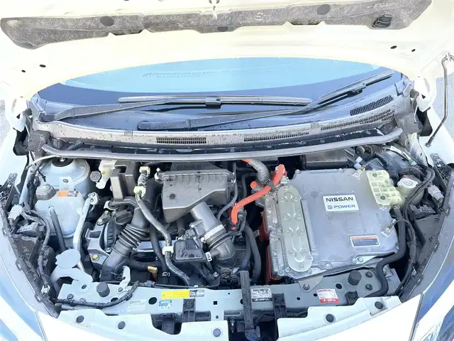 日産 ノート e－パワー メダリスト 群馬県 2016(平28)年 7.3万km ブリリアントホワイトパール 安全装備/・衝突軽減ブレーキ/・レーンキープアシスト/・横滑り防止/・オートライト/純正7インチワイドナビ/・AM/FM/フルセグTV/・Bluetooth/USB/バックカメラ/純正ドライブレコーダー/ETC/LEDヘッドライト/LEDフォグランプ/インパルフルエアロ/インパルドアバイザー/インパルマフラー/純正フロアマット/スマートキー/プッシュスタート