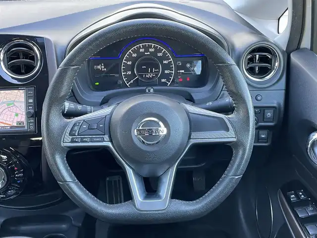 日産 ノート e－パワー メダリスト 群馬県 2016(平28)年 7.3万km ブリリアントホワイトパール 安全装備/・衝突軽減ブレーキ/・レーンキープアシスト/・横滑り防止/・オートライト/純正7インチワイドナビ/・AM/FM/フルセグTV/・Bluetooth/USB/バックカメラ/純正ドライブレコーダー/ETC/LEDヘッドライト/LEDフォグランプ/インパルフルエアロ/インパルドアバイザー/インパルマフラー/純正フロアマット/スマートキー/プッシュスタート