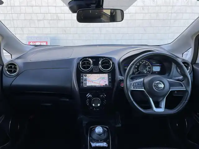 日産 ノート e－パワー メダリスト 群馬県 2016(平28)年 7.3万km ブリリアントホワイトパール 安全装備/・衝突軽減ブレーキ/・レーンキープアシスト/・横滑り防止/・オートライト/純正7インチワイドナビ/・AM/FM/フルセグTV/・Bluetooth/USB/バックカメラ/純正ドライブレコーダー/ETC/LEDヘッドライト/LEDフォグランプ/インパルフルエアロ/インパルドアバイザー/インパルマフラー/純正フロアマット/スマートキー/プッシュスタート