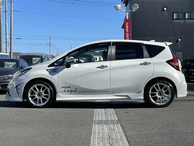 日産 ノート e－パワー メダリスト 群馬県 2016(平28)年 7.3万km ブリリアントホワイトパール 安全装備/・衝突軽減ブレーキ/・レーンキープアシスト/・横滑り防止/・オートライト/純正7インチワイドナビ/・AM/FM/フルセグTV/・Bluetooth/USB/バックカメラ/純正ドライブレコーダー/ETC/LEDヘッドライト/LEDフォグランプ/インパルフルエアロ/インパルドアバイザー/インパルマフラー/純正フロアマット/スマートキー/プッシュスタート
