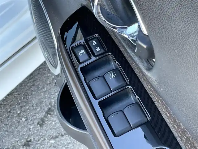 日産 ノート e－パワー メダリスト 群馬県 2016(平28)年 7.3万km ブリリアントホワイトパール 安全装備/・衝突軽減ブレーキ/・レーンキープアシスト/・横滑り防止/・オートライト/純正7インチワイドナビ/・AM/FM/フルセグTV/・Bluetooth/USB/バックカメラ/純正ドライブレコーダー/ETC/LEDヘッドライト/LEDフォグランプ/インパルフルエアロ/インパルドアバイザー/インパルマフラー/純正フロアマット/スマートキー/プッシュスタート