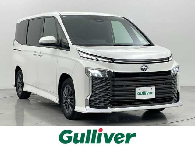 トヨタ ヴォクシー S－G 熊本県 2023(令5)年 5.5万km ホワイトパールクリスタルシャイン 純正10インチナビ（ＣＤ・ＤＶＤ・フルセグ・ＢＴ・ＡｐｐｌＣａｒＰｌａｙ・ＡｎｄｒｏｉｄＡｕｔｏ・ＨＤＭＩ）/純正フリップダウンモニター　/バックカメラ　/ビルトインＥＴＣ２．０　/トヨタセーフティーセンス/・プリクラッシュセーフティ/・レーンディパーチャーアラート/・プロアクティブドライビングアシスト/・駐車時支援パーキングサポートシステム/・レーダークルーズコントロール/・ロードサインアシスト/横滑り防止/片側パワースライドドア/前後クリアランスソナー/社外フロアマット/純正16インチAW/オートライト/オートマチックハイビーム/LEDヘッドライト/スマートキー/プッシュスタート/保証書/取扱説明書
