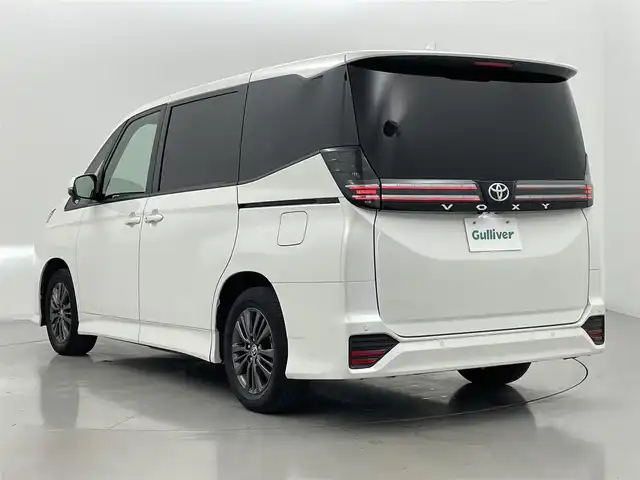 トヨタ ヴォクシー S－G 熊本県 2023(令5)年 5.5万km ホワイトパールクリスタルシャイン 純正10インチナビ（ＣＤ・ＤＶＤ・フルセグ・ＢＴ・ＡｐｐｌＣａｒＰｌａｙ・ＡｎｄｒｏｉｄＡｕｔｏ・ＨＤＭＩ）/純正フリップダウンモニター　/バックカメラ　/ビルトインＥＴＣ２．０　/トヨタセーフティーセンス/・プリクラッシュセーフティ/・レーンディパーチャーアラート/・プロアクティブドライビングアシスト/・駐車時支援パーキングサポートシステム/・レーダークルーズコントロール/・ロードサインアシスト/横滑り防止/片側パワースライドドア/前後クリアランスソナー/社外フロアマット/純正16インチAW/オートライト/オートマチックハイビーム/LEDヘッドライト/スマートキー/プッシュスタート/保証書/取扱説明書
