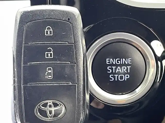 トヨタ ヴォクシー S－G 熊本県 2023(令5)年 5.5万km ホワイトパールクリスタルシャイン 純正10インチナビ（ＣＤ・ＤＶＤ・フルセグ・ＢＴ・ＡｐｐｌＣａｒＰｌａｙ・ＡｎｄｒｏｉｄＡｕｔｏ・ＨＤＭＩ）/純正フリップダウンモニター　/バックカメラ　/ビルトインＥＴＣ２．０　/トヨタセーフティーセンス/・プリクラッシュセーフティ/・レーンディパーチャーアラート/・プロアクティブドライビングアシスト/・駐車時支援パーキングサポートシステム/・レーダークルーズコントロール/・ロードサインアシスト/横滑り防止/片側パワースライドドア/前後クリアランスソナー/社外フロアマット/純正16インチAW/オートライト/オートマチックハイビーム/LEDヘッドライト/スマートキー/プッシュスタート/保証書/取扱説明書