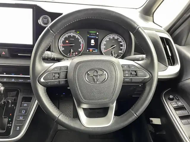 トヨタ ヴォクシー S－G 熊本県 2023(令5)年 5.5万km ホワイトパールクリスタルシャイン 純正10インチナビ（ＣＤ・ＤＶＤ・フルセグ・ＢＴ・ＡｐｐｌＣａｒＰｌａｙ・ＡｎｄｒｏｉｄＡｕｔｏ・ＨＤＭＩ）/純正フリップダウンモニター　/バックカメラ　/ビルトインＥＴＣ２．０　/トヨタセーフティーセンス/・プリクラッシュセーフティ/・レーンディパーチャーアラート/・プロアクティブドライビングアシスト/・駐車時支援パーキングサポートシステム/・レーダークルーズコントロール/・ロードサインアシスト/横滑り防止/片側パワースライドドア/前後クリアランスソナー/社外フロアマット/純正16インチAW/オートライト/オートマチックハイビーム/LEDヘッドライト/スマートキー/プッシュスタート/保証書/取扱説明書