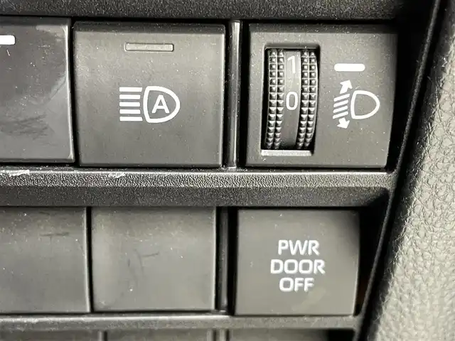 トヨタ ヴォクシー S－G 熊本県 2023(令5)年 5.5万km ホワイトパールクリスタルシャイン 純正10インチナビ（ＣＤ・ＤＶＤ・フルセグ・ＢＴ・ＡｐｐｌＣａｒＰｌａｙ・ＡｎｄｒｏｉｄＡｕｔｏ・ＨＤＭＩ）/純正フリップダウンモニター　/バックカメラ　/ビルトインＥＴＣ２．０　/トヨタセーフティーセンス/・プリクラッシュセーフティ/・レーンディパーチャーアラート/・プロアクティブドライビングアシスト/・駐車時支援パーキングサポートシステム/・レーダークルーズコントロール/・ロードサインアシスト/横滑り防止/片側パワースライドドア/前後クリアランスソナー/社外フロアマット/純正16インチAW/オートライト/オートマチックハイビーム/LEDヘッドライト/スマートキー/プッシュスタート/保証書/取扱説明書