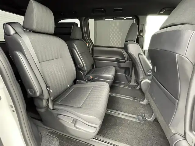 トヨタ ヴォクシー S－G 熊本県 2023(令5)年 5.5万km ホワイトパールクリスタルシャイン 純正10インチナビ（ＣＤ・ＤＶＤ・フルセグ・ＢＴ・ＡｐｐｌＣａｒＰｌａｙ・ＡｎｄｒｏｉｄＡｕｔｏ・ＨＤＭＩ）/純正フリップダウンモニター　/バックカメラ　/ビルトインＥＴＣ２．０　/トヨタセーフティーセンス/・プリクラッシュセーフティ/・レーンディパーチャーアラート/・プロアクティブドライビングアシスト/・駐車時支援パーキングサポートシステム/・レーダークルーズコントロール/・ロードサインアシスト/横滑り防止/片側パワースライドドア/前後クリアランスソナー/社外フロアマット/純正16インチAW/オートライト/オートマチックハイビーム/LEDヘッドライト/スマートキー/プッシュスタート/保証書/取扱説明書