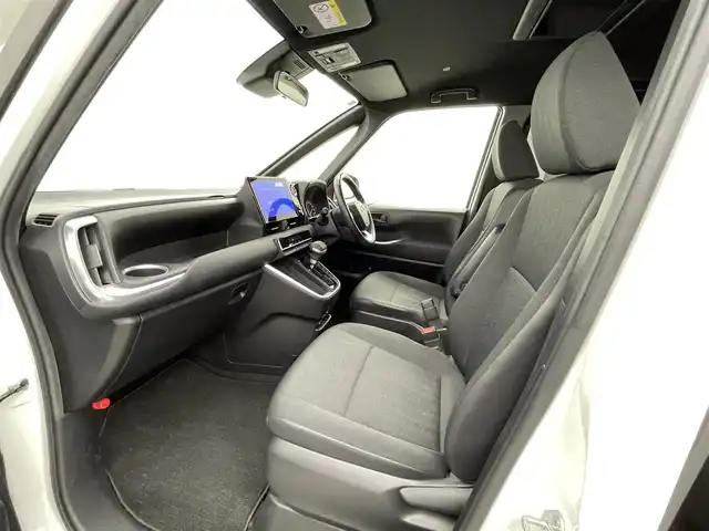 トヨタ ヴォクシー S－G 熊本県 2023(令5)年 5.5万km ホワイトパールクリスタルシャイン 純正10インチナビ（ＣＤ・ＤＶＤ・フルセグ・ＢＴ・ＡｐｐｌＣａｒＰｌａｙ・ＡｎｄｒｏｉｄＡｕｔｏ・ＨＤＭＩ）/純正フリップダウンモニター　/バックカメラ　/ビルトインＥＴＣ２．０　/トヨタセーフティーセンス/・プリクラッシュセーフティ/・レーンディパーチャーアラート/・プロアクティブドライビングアシスト/・駐車時支援パーキングサポートシステム/・レーダークルーズコントロール/・ロードサインアシスト/横滑り防止/片側パワースライドドア/前後クリアランスソナー/社外フロアマット/純正16インチAW/オートライト/オートマチックハイビーム/LEDヘッドライト/スマートキー/プッシュスタート/保証書/取扱説明書