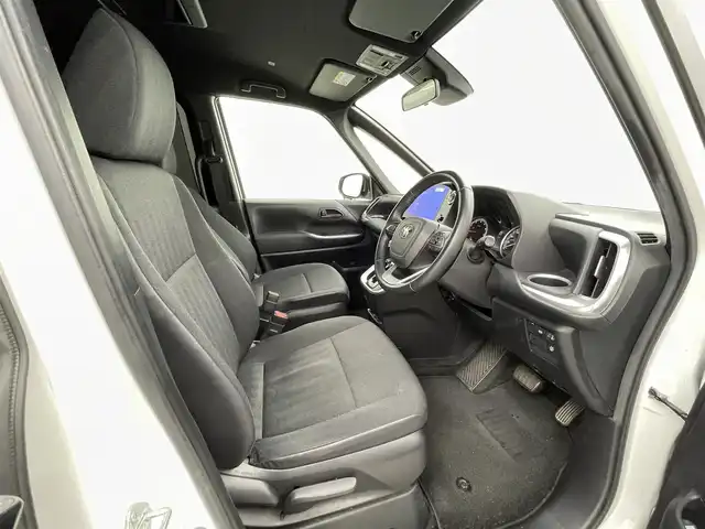 トヨタ ヴォクシー S－G 熊本県 2023(令5)年 5.5万km ホワイトパールクリスタルシャイン 純正10インチナビ（ＣＤ・ＤＶＤ・フルセグ・ＢＴ・ＡｐｐｌＣａｒＰｌａｙ・ＡｎｄｒｏｉｄＡｕｔｏ・ＨＤＭＩ）/純正フリップダウンモニター　/バックカメラ　/ビルトインＥＴＣ２．０　/トヨタセーフティーセンス/・プリクラッシュセーフティ/・レーンディパーチャーアラート/・プロアクティブドライビングアシスト/・駐車時支援パーキングサポートシステム/・レーダークルーズコントロール/・ロードサインアシスト/横滑り防止/片側パワースライドドア/前後クリアランスソナー/社外フロアマット/純正16インチAW/オートライト/オートマチックハイビーム/LEDヘッドライト/スマートキー/プッシュスタート/保証書/取扱説明書