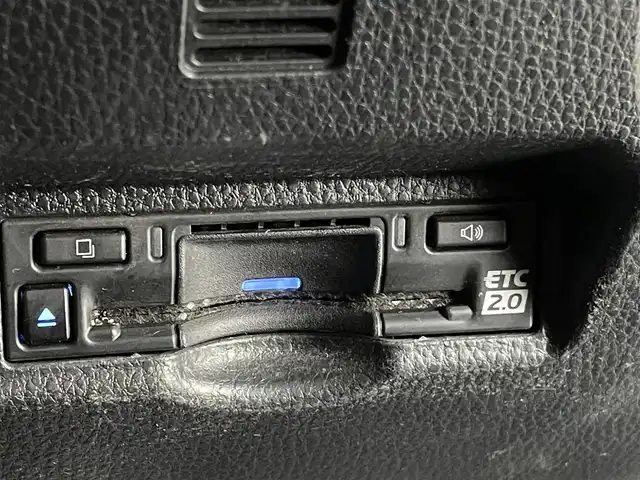 トヨタ ヴォクシー S－G 熊本県 2023(令5)年 5.5万km ホワイトパールクリスタルシャイン 純正10インチナビ（ＣＤ・ＤＶＤ・フルセグ・ＢＴ・ＡｐｐｌＣａｒＰｌａｙ・ＡｎｄｒｏｉｄＡｕｔｏ・ＨＤＭＩ）/純正フリップダウンモニター　/バックカメラ　/ビルトインＥＴＣ２．０　/トヨタセーフティーセンス/・プリクラッシュセーフティ/・レーンディパーチャーアラート/・プロアクティブドライビングアシスト/・駐車時支援パーキングサポートシステム/・レーダークルーズコントロール/・ロードサインアシスト/横滑り防止/片側パワースライドドア/前後クリアランスソナー/社外フロアマット/純正16インチAW/オートライト/オートマチックハイビーム/LEDヘッドライト/スマートキー/プッシュスタート/保証書/取扱説明書