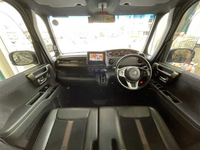 ホンダ Ｎ ＢＯＸ カスタム G L ターボ ホンダセンシング 千葉県 2018(平30)年 9.2万km ルナシルバーM Honda SENSING/・衝突軽減ブレーキ/・発進抑制機能/・後方誤発進抑制機能/・歩行者事故低減ステアリング/・路外逸脱抑制機能/・ACC〈アダプティブ・クルーズ・コントロール〉/・オートハイビーム/・先行車発進お知らせ機能/・標識認識機能/サイドエアバッグ/カーテンエアバッグシステム/ナビ装着スペシャルパッケージ＋ETC車載機/・AM/FM/地デジ/BTオーディオ/CD/DVD/両側パワースライドドア/ハーフレザーシート/リアサンシェード/パドルシフト/ドライブレコーダー/プッシュスタート/スマートキー/ブラック塗装＋切削 15インチアルミホイール/プライムスムース＆トリコットコンビシート/LEDヘッドランプ/保証書/取扱説明書/スペアキー