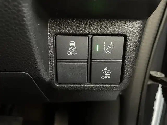 ホンダ Ｎ ＢＯＸ カスタム G L ターボ ホンダセンシング 千葉県 2018(平30)年 9.2万km ルナシルバーM Honda SENSING/・衝突軽減ブレーキ/・発進抑制機能/・後方誤発進抑制機能/・歩行者事故低減ステアリング/・路外逸脱抑制機能/・ACC〈アダプティブ・クルーズ・コントロール〉/・オートハイビーム/・先行車発進お知らせ機能/・標識認識機能/サイドエアバッグ/カーテンエアバッグシステム/ナビ装着スペシャルパッケージ＋ETC車載機/・AM/FM/地デジ/BTオーディオ/CD/DVD/両側パワースライドドア/ハーフレザーシート/リアサンシェード/パドルシフト/ドライブレコーダー/プッシュスタート/スマートキー/ブラック塗装＋切削 15インチアルミホイール/プライムスムース＆トリコットコンビシート/LEDヘッドランプ/保証書/取扱説明書/スペアキー