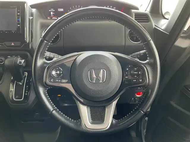 ホンダ Ｎ ＢＯＸ カスタム G L ターボ ホンダセンシング 千葉県 2018(平30)年 9.2万km ルナシルバーM Honda SENSING/・衝突軽減ブレーキ/・発進抑制機能/・後方誤発進抑制機能/・歩行者事故低減ステアリング/・路外逸脱抑制機能/・ACC〈アダプティブ・クルーズ・コントロール〉/・オートハイビーム/・先行車発進お知らせ機能/・標識認識機能/サイドエアバッグ/カーテンエアバッグシステム/ナビ装着スペシャルパッケージ＋ETC車載機/・AM/FM/地デジ/BTオーディオ/CD/DVD/両側パワースライドドア/ハーフレザーシート/リアサンシェード/パドルシフト/ドライブレコーダー/プッシュスタート/スマートキー/ブラック塗装＋切削 15インチアルミホイール/プライムスムース＆トリコットコンビシート/LEDヘッドランプ/保証書/取扱説明書/スペアキー