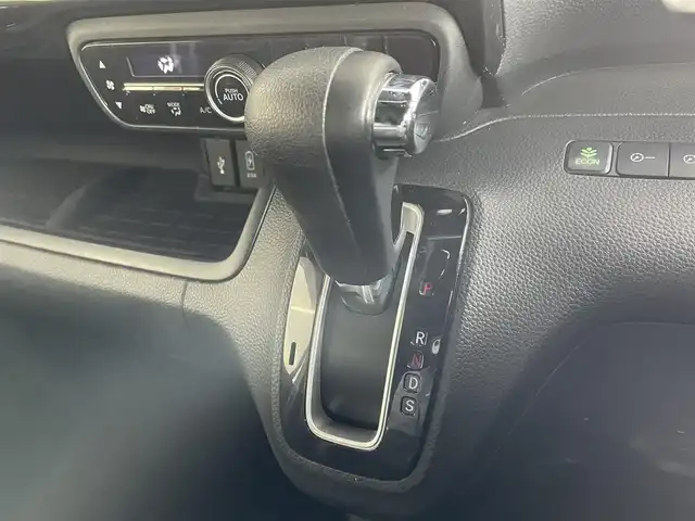 ホンダ Ｎ ＢＯＸ カスタム G L ターボ ホンダセンシング 千葉県 2018(平30)年 9.2万km ルナシルバーM Honda SENSING/・衝突軽減ブレーキ/・発進抑制機能/・後方誤発進抑制機能/・歩行者事故低減ステアリング/・路外逸脱抑制機能/・ACC〈アダプティブ・クルーズ・コントロール〉/・オートハイビーム/・先行車発進お知らせ機能/・標識認識機能/サイドエアバッグ/カーテンエアバッグシステム/ナビ装着スペシャルパッケージ＋ETC車載機/・AM/FM/地デジ/BTオーディオ/CD/DVD/両側パワースライドドア/ハーフレザーシート/リアサンシェード/パドルシフト/ドライブレコーダー/プッシュスタート/スマートキー/ブラック塗装＋切削 15インチアルミホイール/プライムスムース＆トリコットコンビシート/LEDヘッドランプ/保証書/取扱説明書/スペアキー