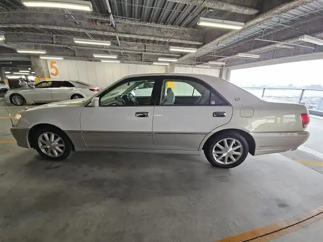 トヨタ クラウン ロイヤル ロイヤルサルーン プレミアム 香川県 2002(平14)年 7.3万km ホワイトパールクリスタルシャイン/シルバーマイカM 純正ナビTV/ETC/クルーズコントロール/HIDヘッドランプ/オートライト/オートエアコン/革巻きステアリング/前席パワーシート/純正16インチアルミホイール/禁煙車