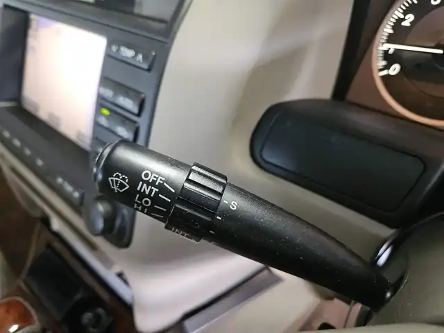 トヨタ クラウン ロイヤル ロイヤルサルーン プレミアム 香川県 2002(平14)年 7.3万km ホワイトパールクリスタルシャイン/シルバーマイカM 純正ナビTV/ETC/クルーズコントロール/HIDヘッドランプ/オートライト/オートエアコン/革巻きステアリング/前席パワーシート/純正16インチアルミホイール/禁煙車