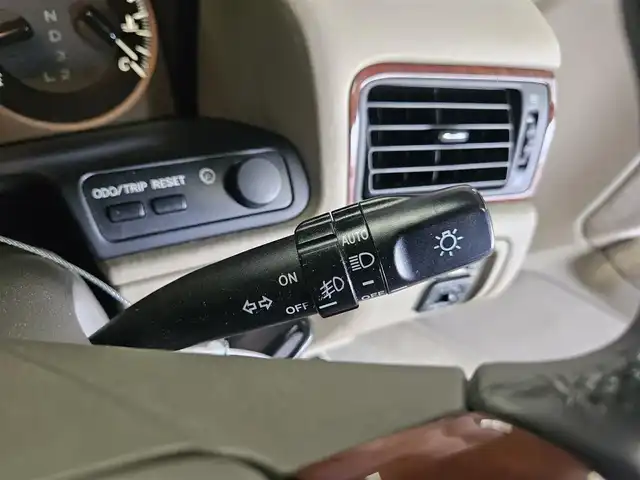 トヨタ クラウン ロイヤル ロイヤルサルーン プレミアム 香川県 2002(平14)年 7.3万km ホワイトパールクリスタルシャイン/シルバーマイカM 純正ナビTV/ETC/クルーズコントロール/HIDヘッドランプ/オートライト/オートエアコン/革巻きステアリング/前席パワーシート/純正16インチアルミホイール/禁煙車