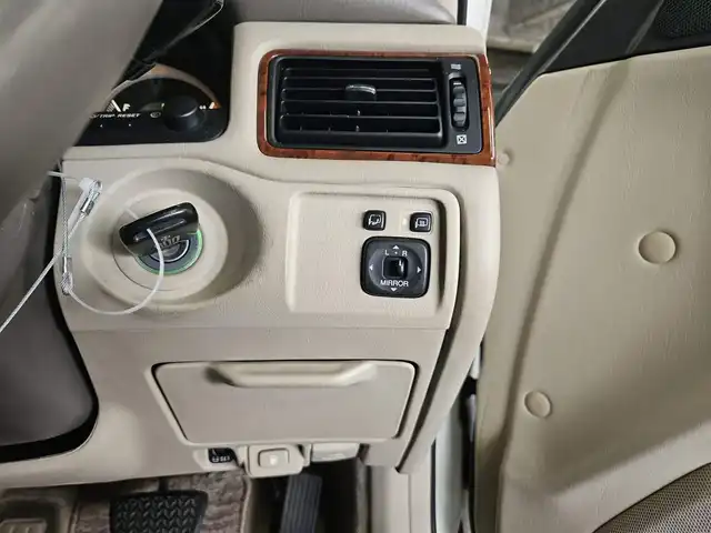 トヨタ クラウン ロイヤル ロイヤルサルーン プレミアム 香川県 2002(平14)年 7.3万km ホワイトパールクリスタルシャイン/シルバーマイカM 純正ナビTV/ETC/クルーズコントロール/HIDヘッドランプ/オートライト/オートエアコン/革巻きステアリング/前席パワーシート/純正16インチアルミホイール/禁煙車